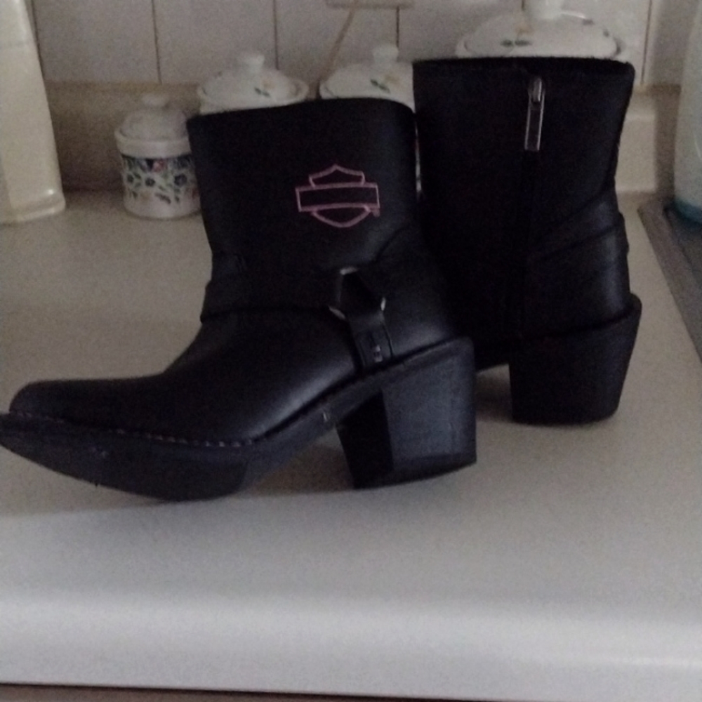 Women's Harley Davidson boots size 7 1/2  brand new real leather ( black)